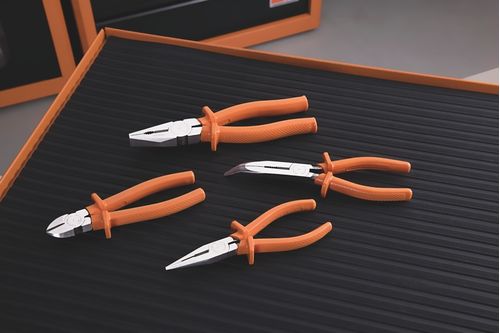 Pinza Punta Curva Aislada 1.000 V 8" Tramontina Pro